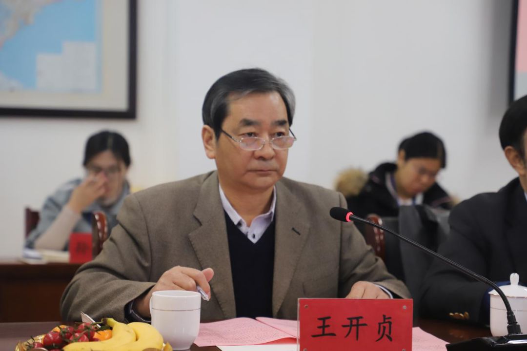 王开贞副院长向考察团介绍我院的办学历史,办学规模,师资力量,学科